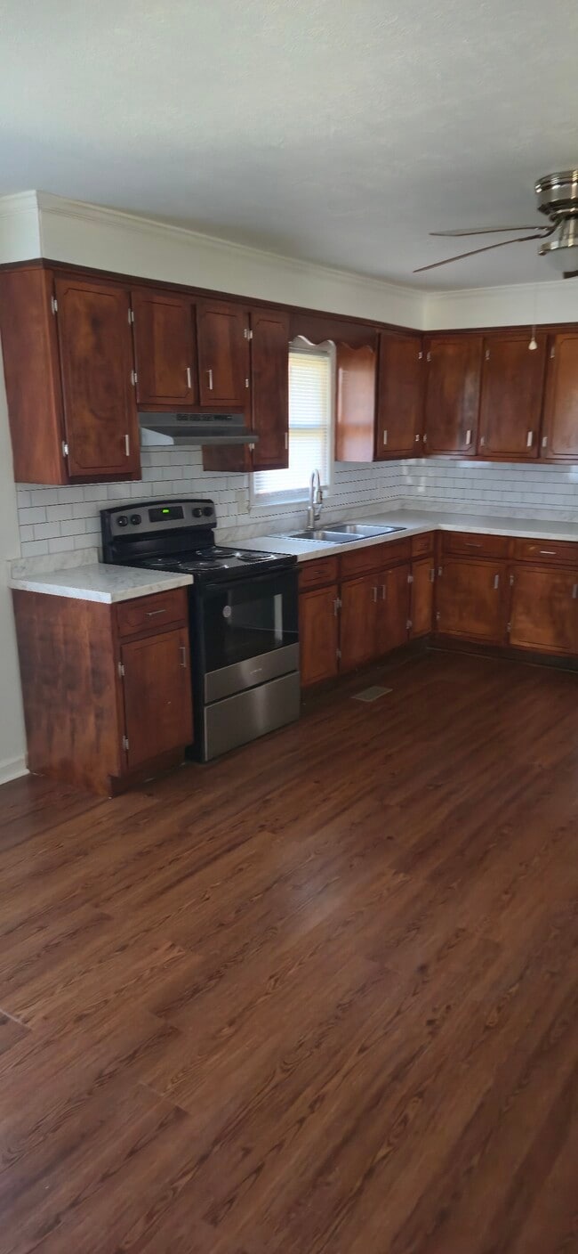 Building Photo - 133 Kings Ct Dr