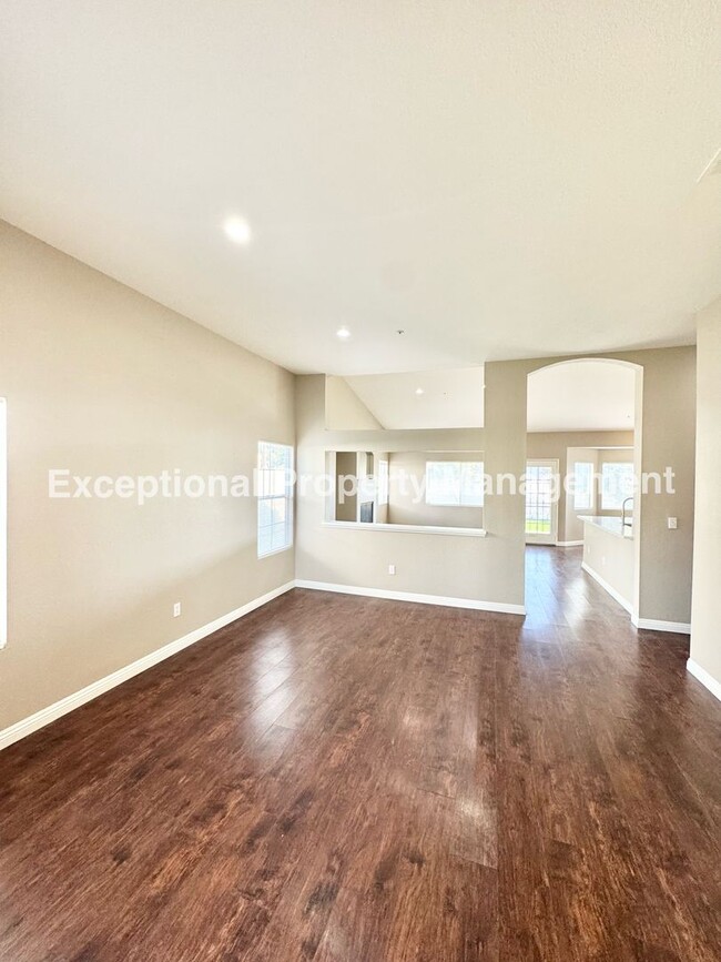 Building Photo - Great 3 bed 2 bath single story