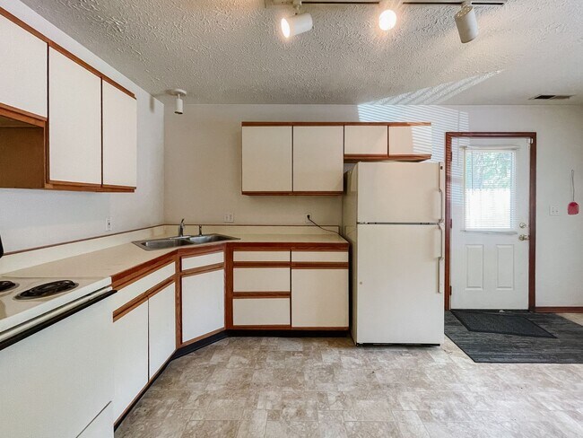 Building Photo - 1,200 sqft - 1st Floor Flat with Washer/Dryer Hook Ups - New Plank Flooring Being Installed