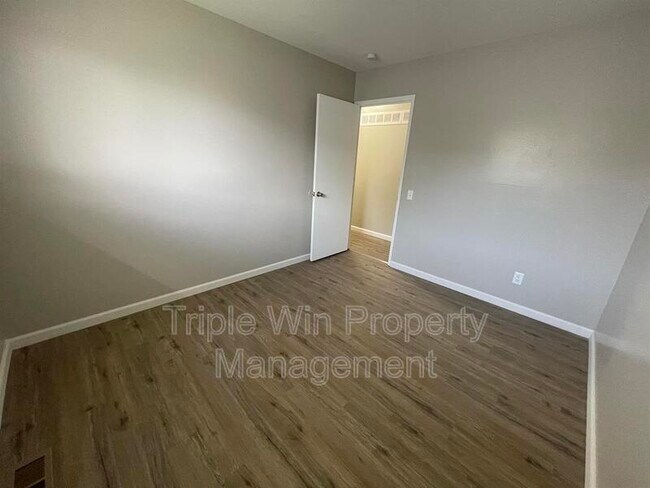 Building Photo - 690 Wiethaupt Rd