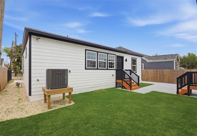 Building Photo - 4610 Providence St