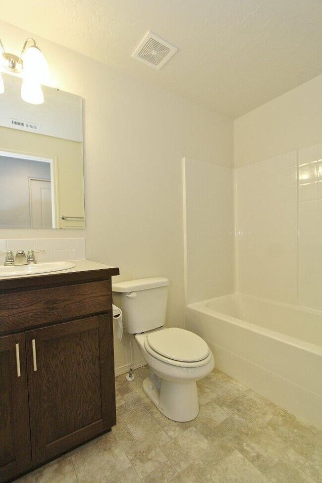 Building Photo - Clean Single-Level Home in Quiet Neighborhood