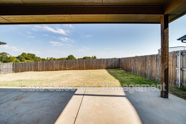 Building Photo - 6133 Oxnard St