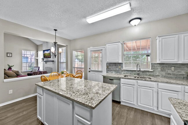 Building Photo - 2715 Woodlark Dr