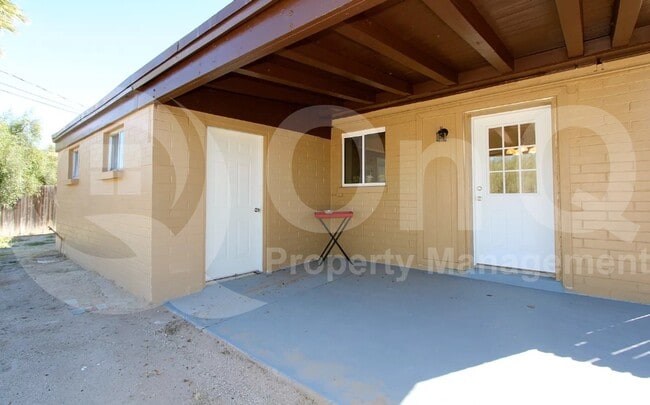 Building Photo - 4043 E Deseret Dr