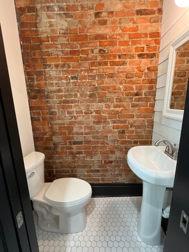 Building Photo - Spacious 3 bedroom duplex near Franklin Park