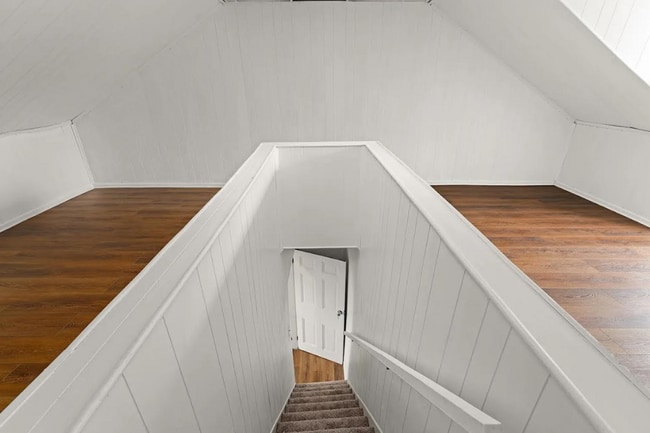 Building Photo - SCORE 1ST MONTH'S RENT FREE IF SIGNED BY DEC 19! Beautiful 2 Bedroom home in South side available...