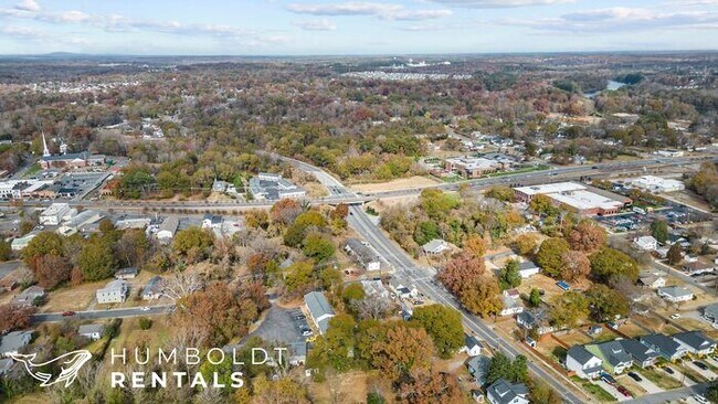 Building Photo - Townhomes at Humboldt Place- Fully renovated and move in ready 2 bedroom unit!