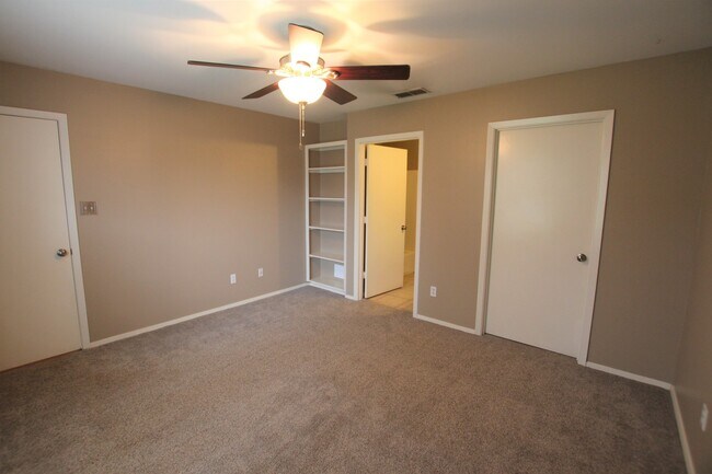 Building Photo - 447 Redbud Cir