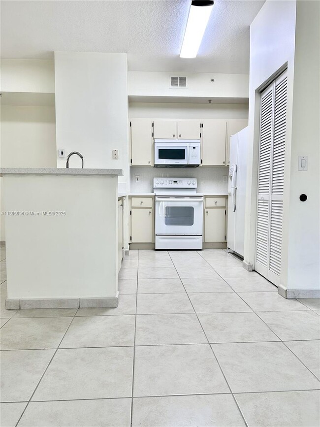 Building Photo - 7280 NW 114th Ave