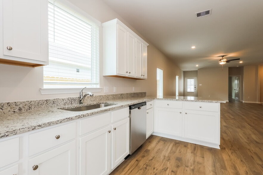 Building Photo - 15648 Plum Brk Dr