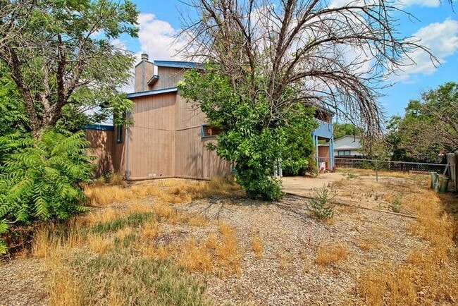 Building Photo - Spacious 3-Bed Townhouse with Private Pati...