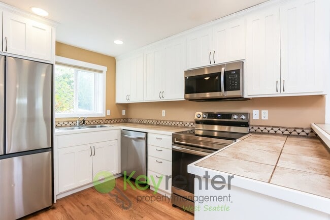 Building Photo - 3-Bedroom Beauty with Fenced Yard and Flex...