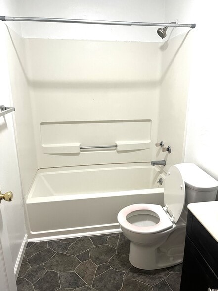 Building Photo - 225 1/2 W 18th St