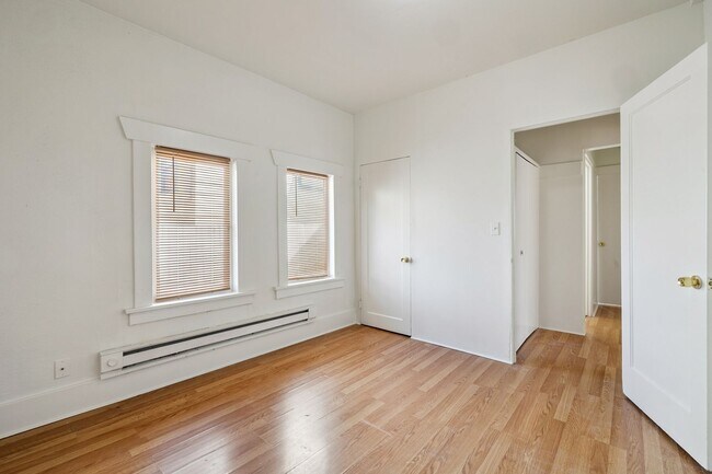 Building Photo - Northgate/Roosevelt Three Bedroom Rambler