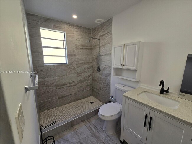 Building Photo - 1629 SW 6th St