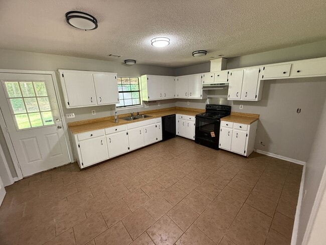 Building Photo - 3820 Donna Dr