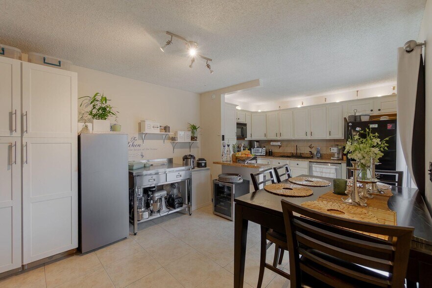 Building Photo - 393 Lake Arbor Dr