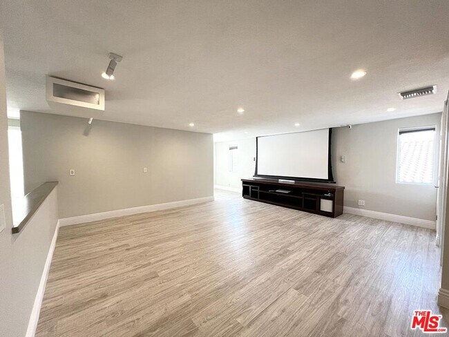 Building Photo - 10758 Cozycroft Ave