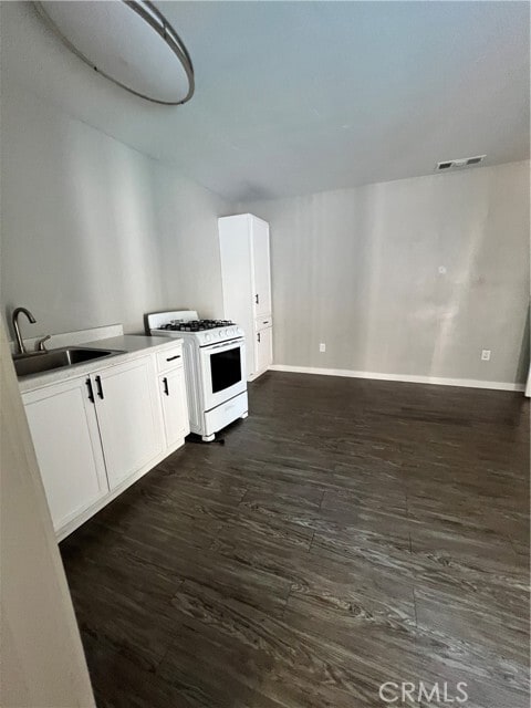 Building Photo - 484 W 25th St