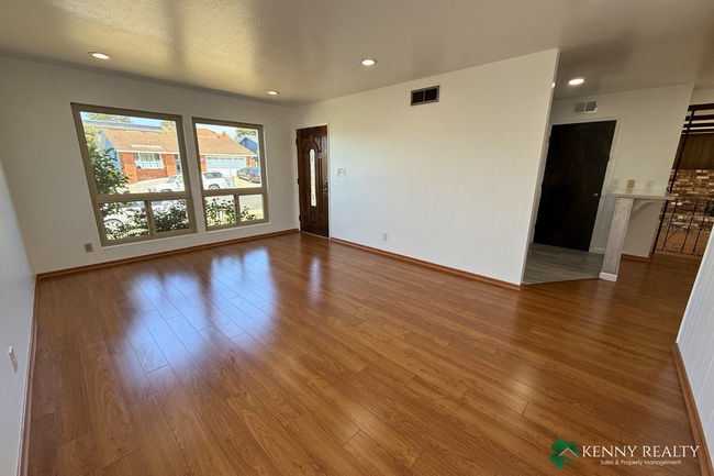 Building Photo - Large 4 Bedroom, 2 Bathroom Home with 2 Car Garage