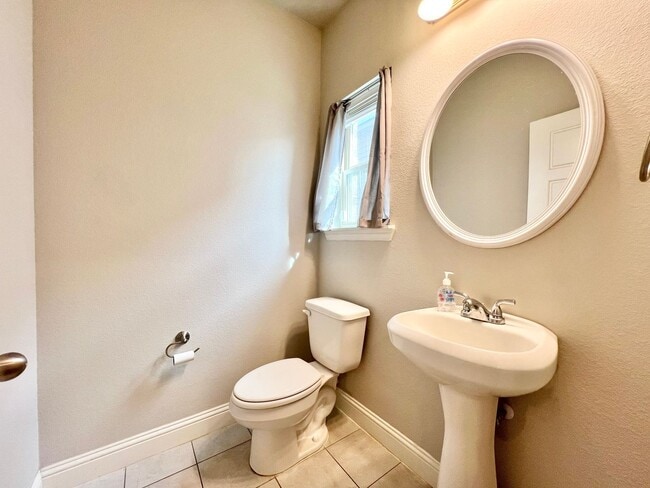 Building Photo - Modern Country Living Near I-35 – Stunning Duplex with Granite, Private Yard & Appliances Included!