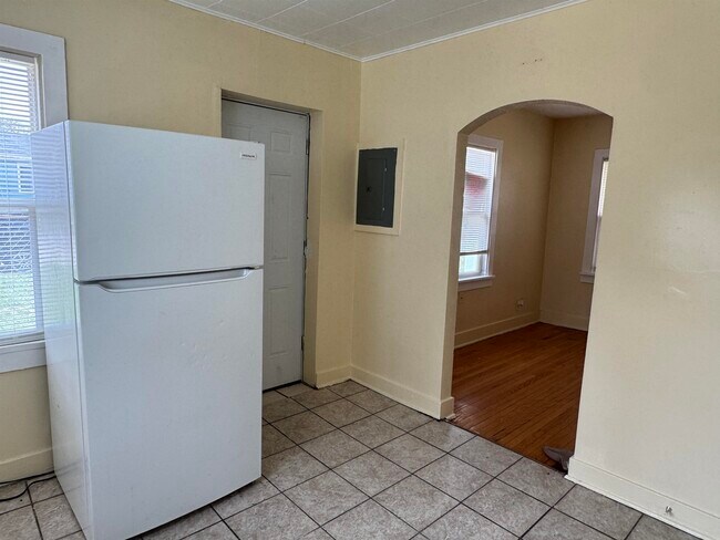 Building Photo - 2824 School St