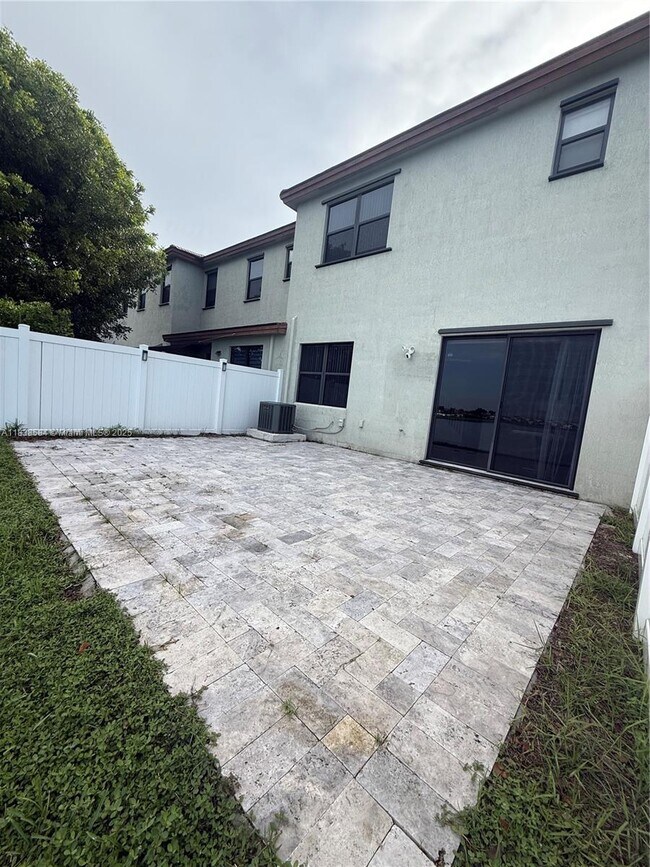 Building Photo - 10120 W 32nd Ln