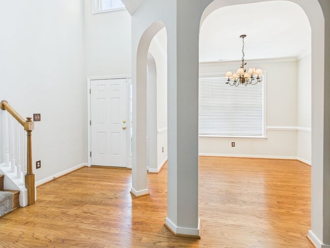 Building Photo - Charming 5-Bedroom 2.5 Bathroom Home locat...