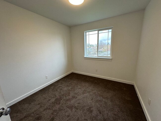 Building Photo - Newer 4 bedroom 2 1/2 bath Duplex Unit In Lebanon