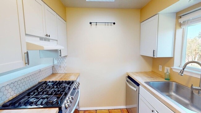 Building Photo - Sweet 3 bedroom