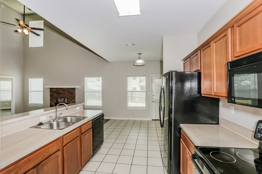 Building Photo - 2407 Creekwood
