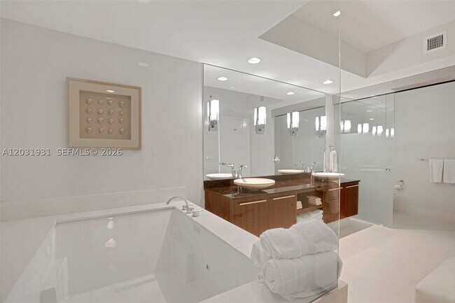 Building Photo - 2711 S Ocean Dr