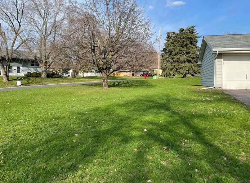Shared yard space - 4995 Tyler St NE