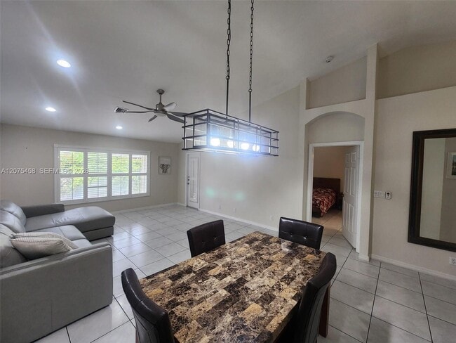 Building Photo - 6053 Heliconia Rd