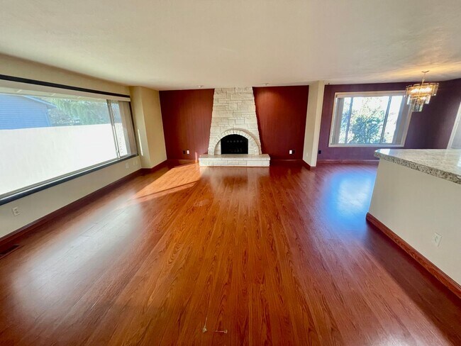 Building Photo - Sprawling 5bd/3bath Split-Level Home | Sto...