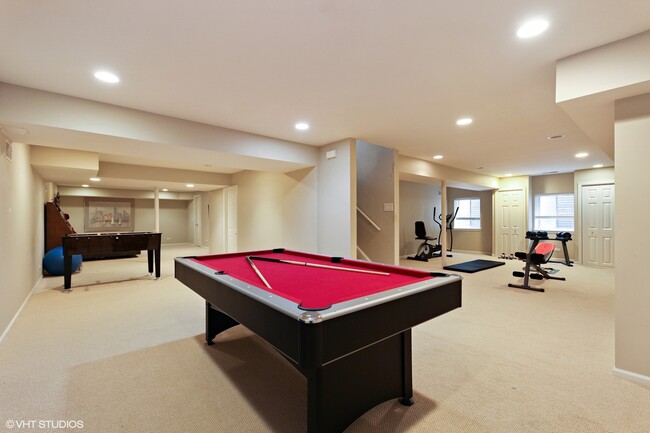 Building Photo - 800 Deroo Lp