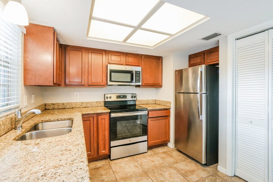 Building Photo - 634 Hemlock Ln