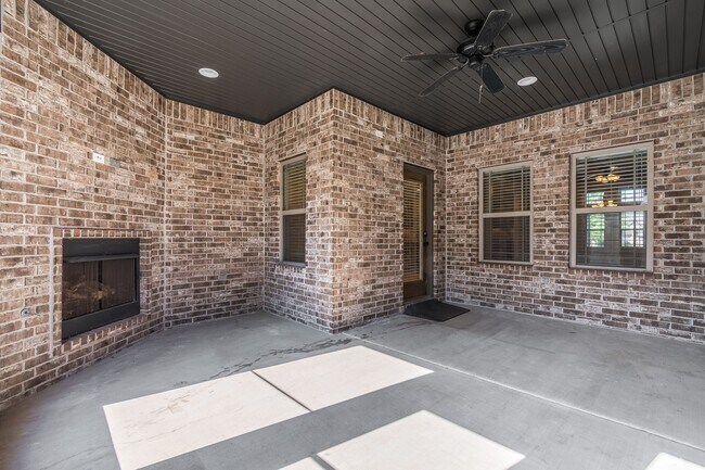 Building Photo - Beautiful Luxury Home!