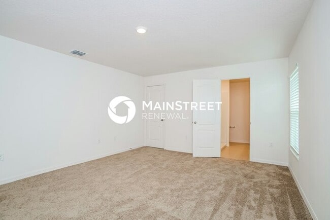 Building Photo - 5 Bedroom Pet-Friendly Home in Mascotte, FL with Main Street Renewal