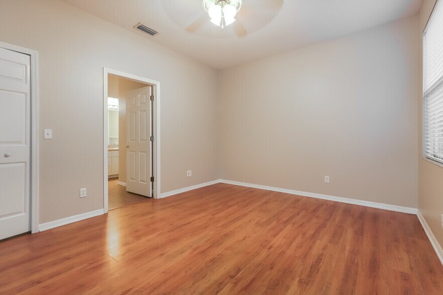 Building Photo - 619 Wave Crest Cir