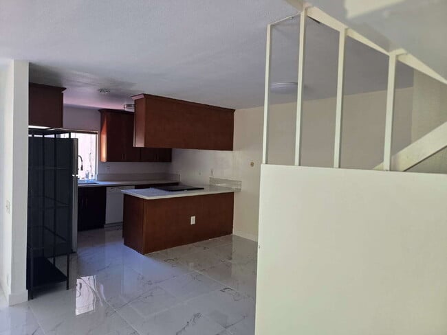Building Photo - Spacious 3-bed, 2-bath condo is located in the heart of UTC, right on the UCSD bus line! It featu...