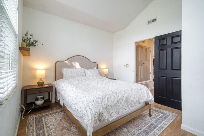 Building Photo - Fantastic Littleton condo  2 bedrooms and ...