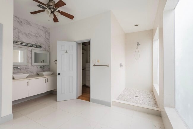 Building Photo - 1022 Forest Home Dr