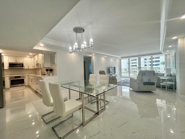 Building Photo - 405 S Ocean Blvd