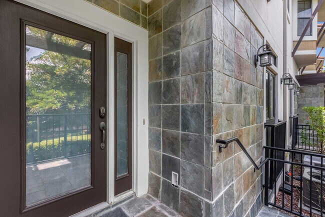 Building Photo - 14525 Damai Ln