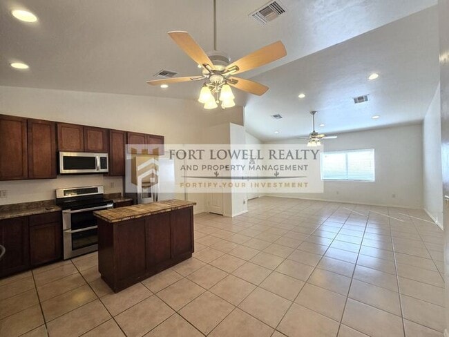 Building Photo - Spacious 3-Bed / 2-Bath Home in Central Tucson with A-Mountain Views!