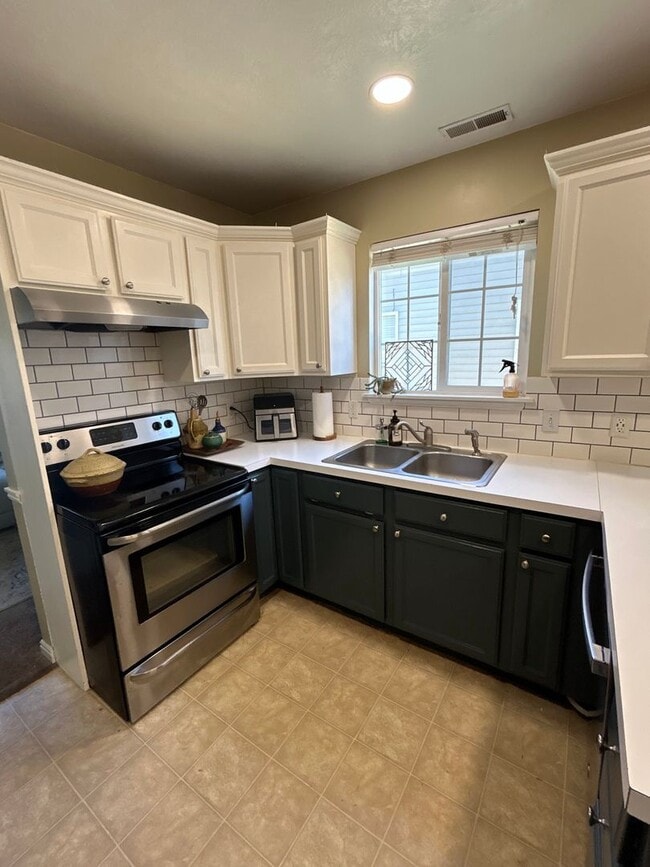 Building Photo - Utilities & Internet Included! 4 Bed 2.5 B...