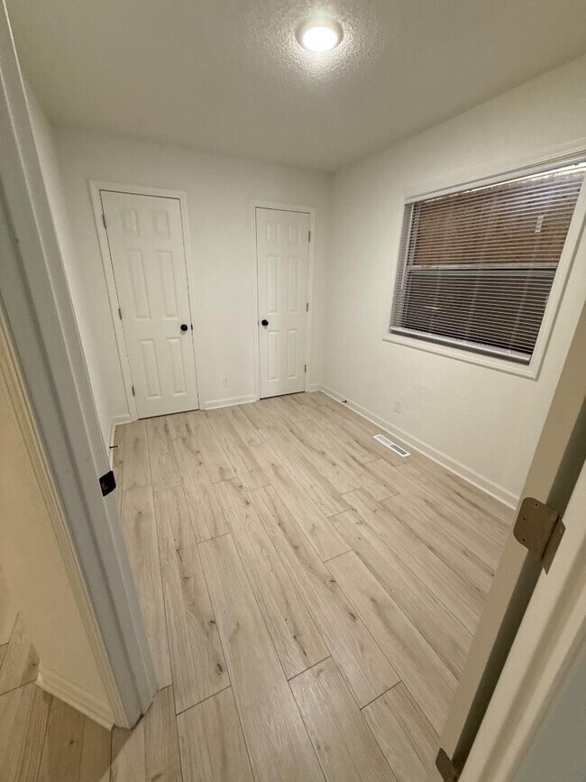 Building Photo - 1620 E Catalina St