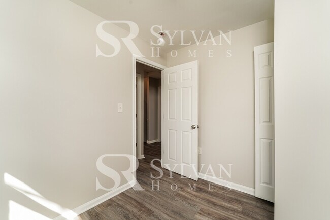 Building Photo - Enjoy living the good life in this 3 bedroom, 1.5 bathroom townhome